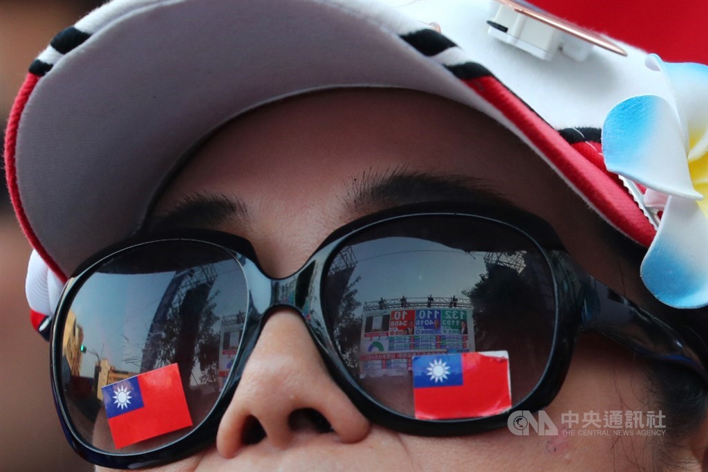 第15任總統、副總統及第10屆立法委員選舉11日舉行,下午4時起進行開票作業,國民黨高雄市黨部開票現場,國民黨的支持者緊盯大螢幕開票狀況。中央社記者王騰毅攝 109年1月11日