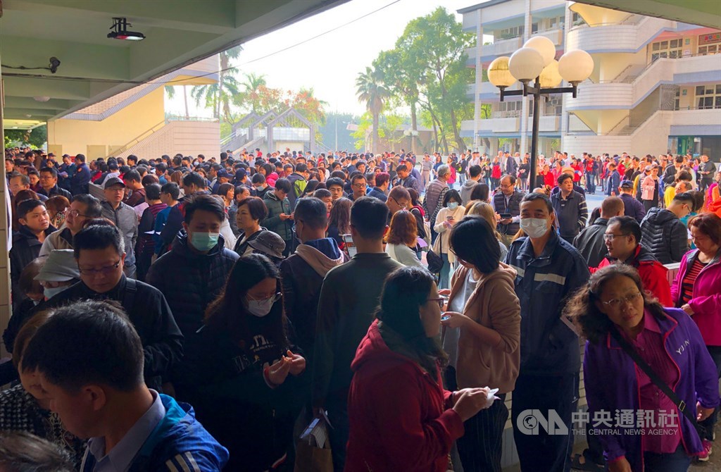 第15任總統副總統及第10屆立法委員選舉11日舉行,天氣好,投票踴躍,新北市板橋區一處投票所擠滿排隊等待投票的民眾。中央社記者王騰毅攝 109年1月11日