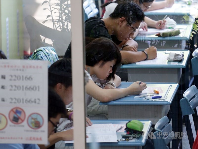 因應武漢肺炎疫情蔓延,大考中心將7月舉辦的大學指定科目考試(指考)延期至7月3日到5日。(中央社檔案照片)