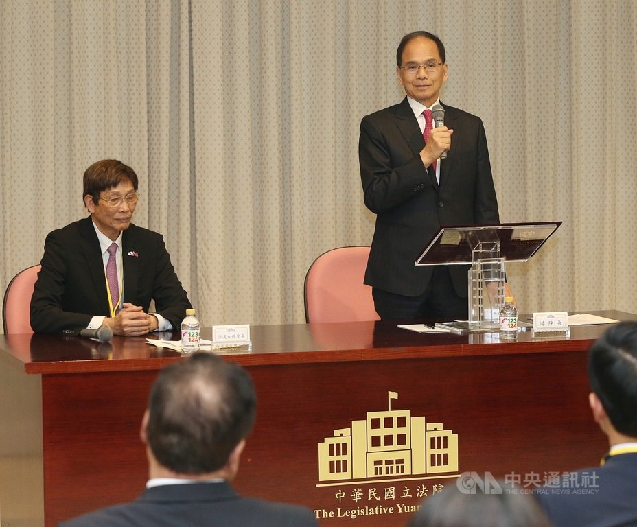 日本台灣商會聯合總會返國致敬團12日下午拜會立法院長游錫堃(立者),這也是游錫堃上任後接見的第一個僑團。中央社記者郭日曉攝 109年2月12日