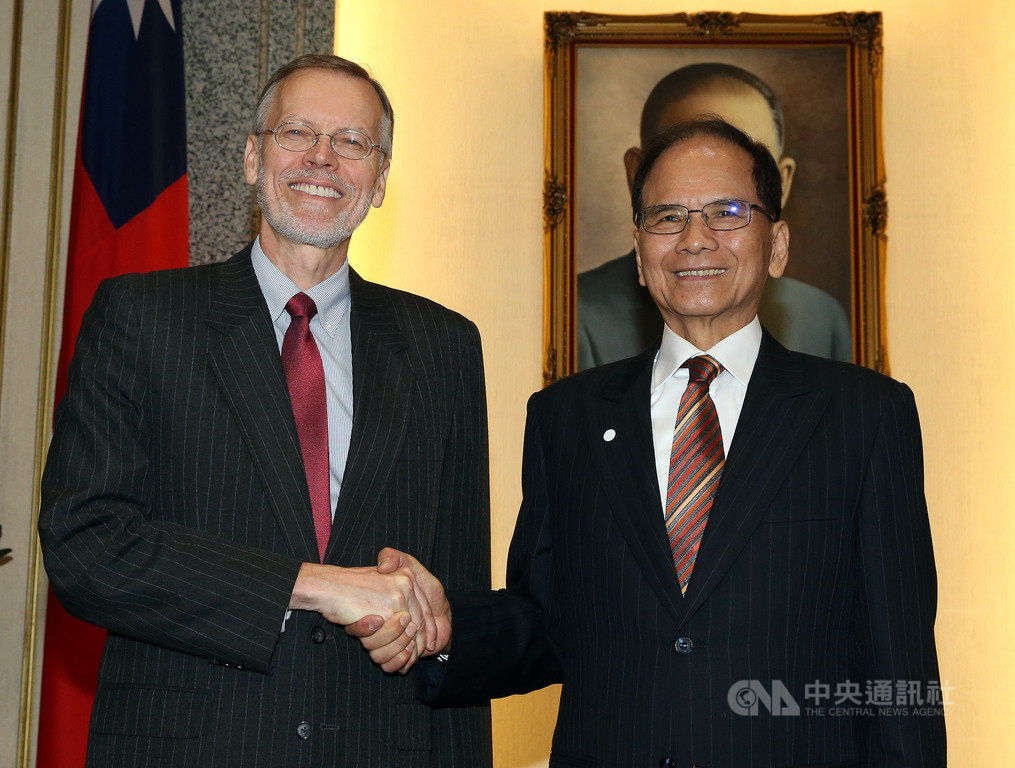 美國在台協會(AIT)處長酈英傑(William Brent Christensen)(左)13日上午前往立法院拜會立法院長游錫堃(右),兩人握手致意。中央社記者郭日曉攝 109年2月13日