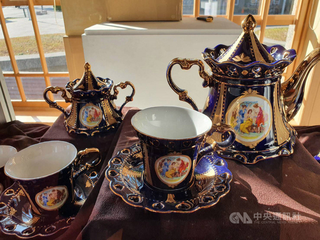 屏東縣政府文化處14日起將在屏東演武場舉辦咖啡杯特展,不乏名牌咖啡杯壺組,結合美學工藝,是屏東縣難得一見的展覽,歡迎民眾從不同角度感受美麗的器物。中央社記者郭芷瑄攝 109年2月13日