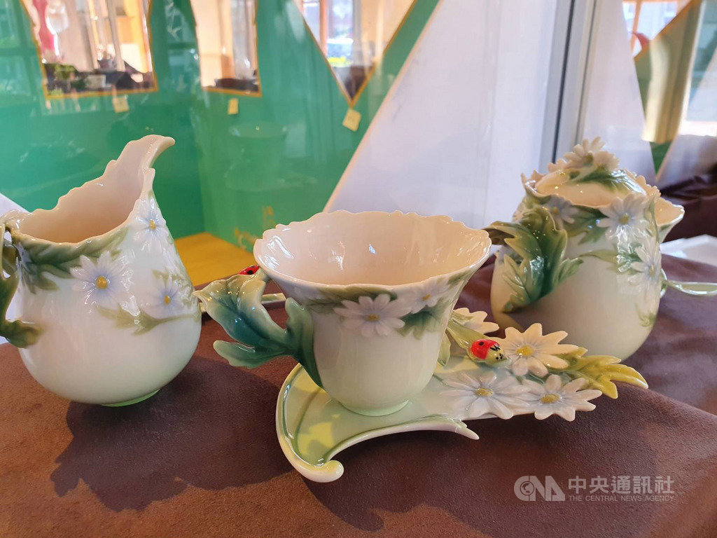屏東縣政府文化處配合西洋情人節,14日起在屏東演武場舉行咖啡杯特展,展出華麗的精品咖啡杯盤,是屏東難得一見的展覽。中央社記者郭芷瑄攝 109年2月13日
