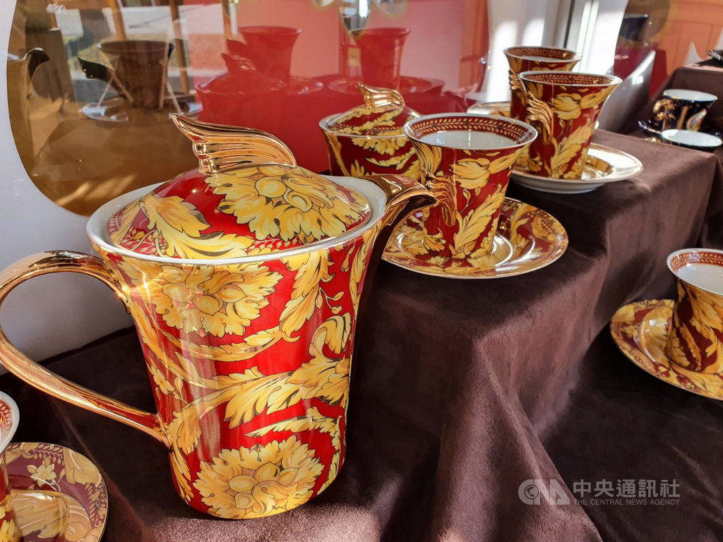 屏東縣政府文化處配合西洋情人節,14日起在屏東演武場舉行咖啡杯特展,展出典藏家珍貴咖啡杯壺組,讓民眾欣賞咖啡的美學工藝。中央社記者郭芷瑄攝 109年2月13日