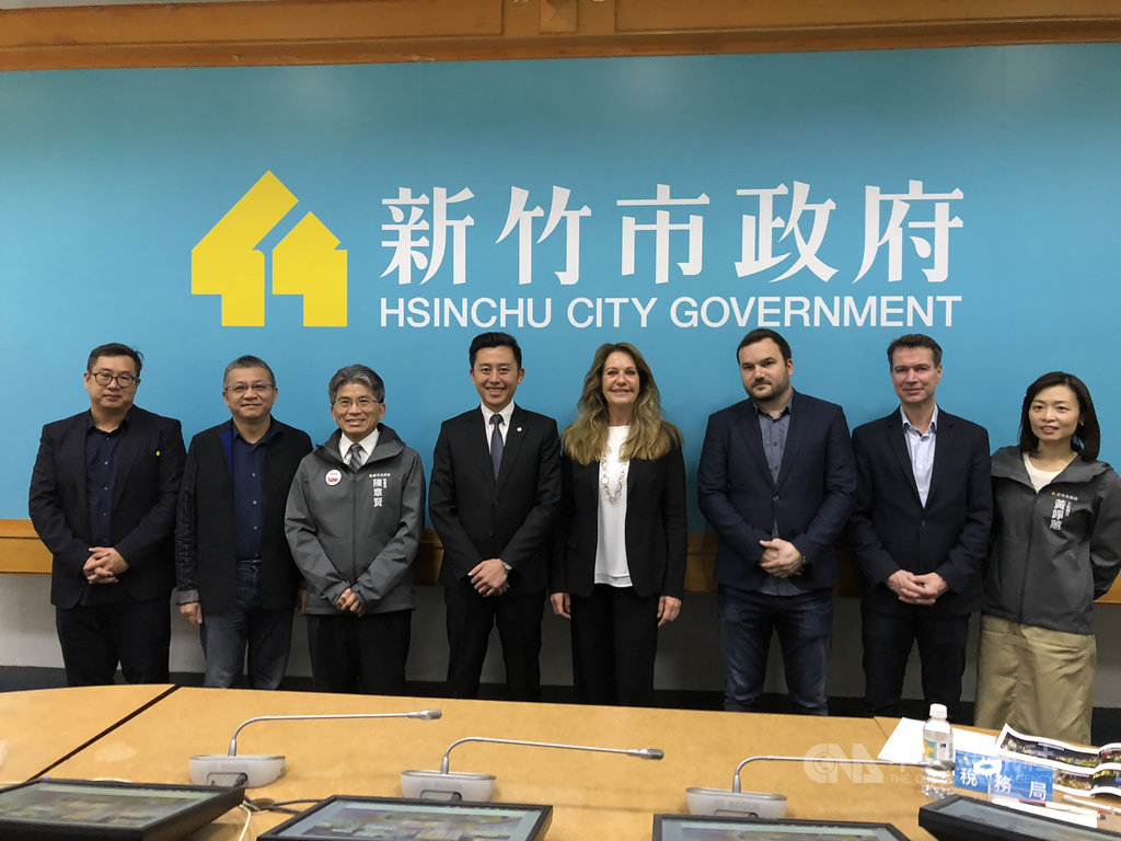 2021年台灣燈會將在新竹市舉行,新竹市政府邀請德國柏林燈節策展人詹德(Birgit Zander)(右4)擔任活動顧問,其團隊到新竹市進行參訪,13日由新竹市長林智堅(左4)接待,並進行聘書頒發儀式和經驗交流。中央社記者魯鋼駿攝 109年2月13日