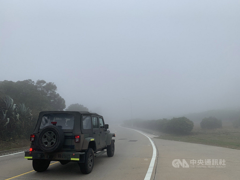 中央氣象局發布濃霧特報,馬祖13日清晨起已出現濃霧,能見度不足200公尺。(連江縣政府提供)中央社 109年2月13日