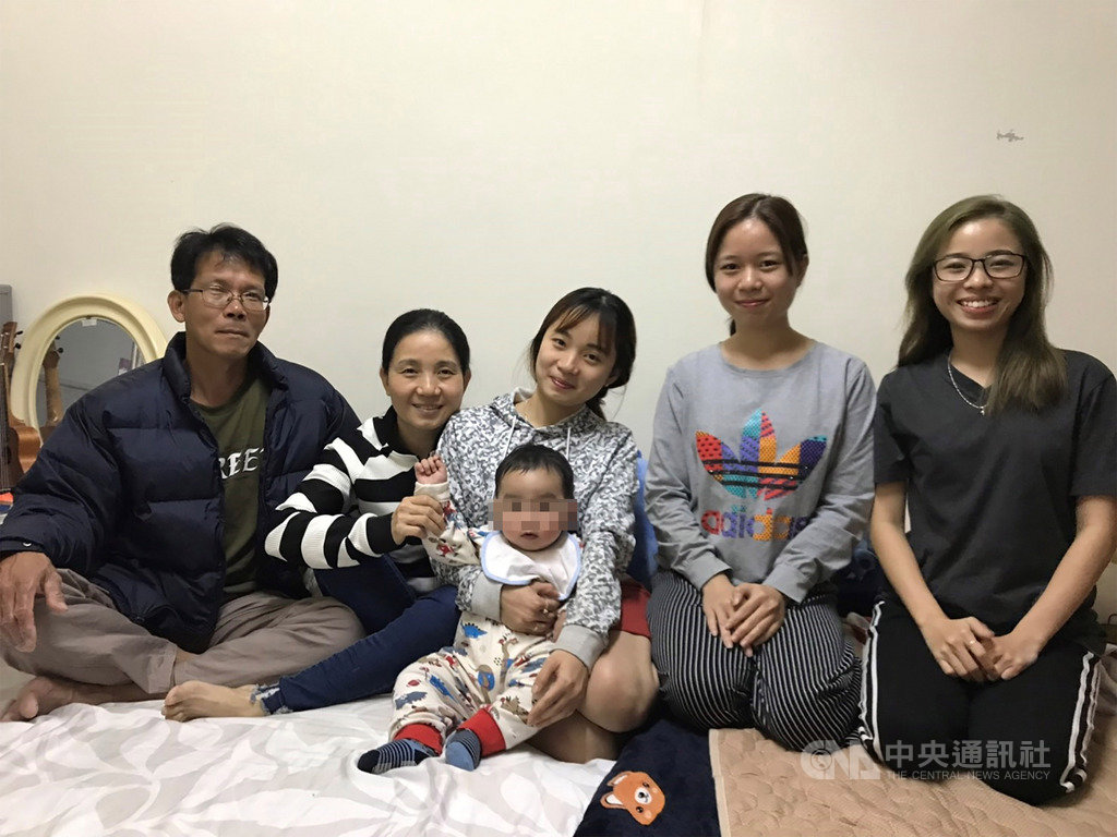 男子謝翌釤(左)在高雄市杉林區務農,民國104年與越南籍女子黃秀英結婚,107年收養配偶的3名女兒,長女去年未婚生子,謝翌釤因這場異國姻緣5年內從父親升格為祖父。圖為全家福。(旗山戶政事務所提供)中央社記者程啟峰高雄傳真 109年2月13日