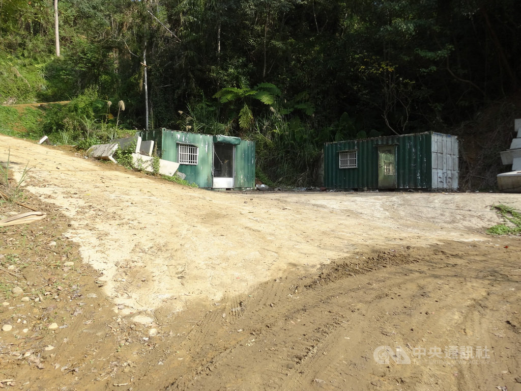 新竹縣橫山鄉沙坑村去年被堆置300多桶化學廢棄物,為防止污染擴大,新竹縣長楊文科13日表示,縣府動用第二預備金,已全面完成清除工作。(新竹縣政府提供)中央社記者郭宣彣傳真 109年2月13日