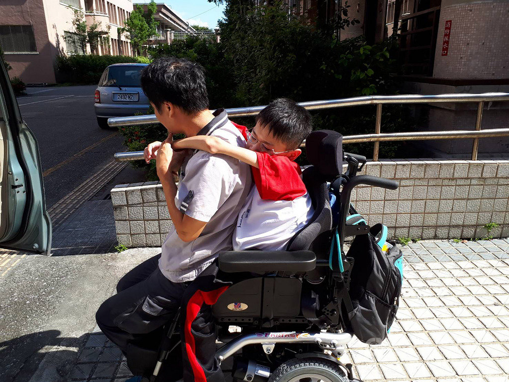 花蓮光復商工高三學生梁匡豐患有裘馨氏肌肉萎縮症,但不影響他求學意願,由父親每天接送上下學,日前因病離世,校方13日也提前頒發畢業證書給他。(光復商工提供)中央社記者張祈傳真 109年2月13日