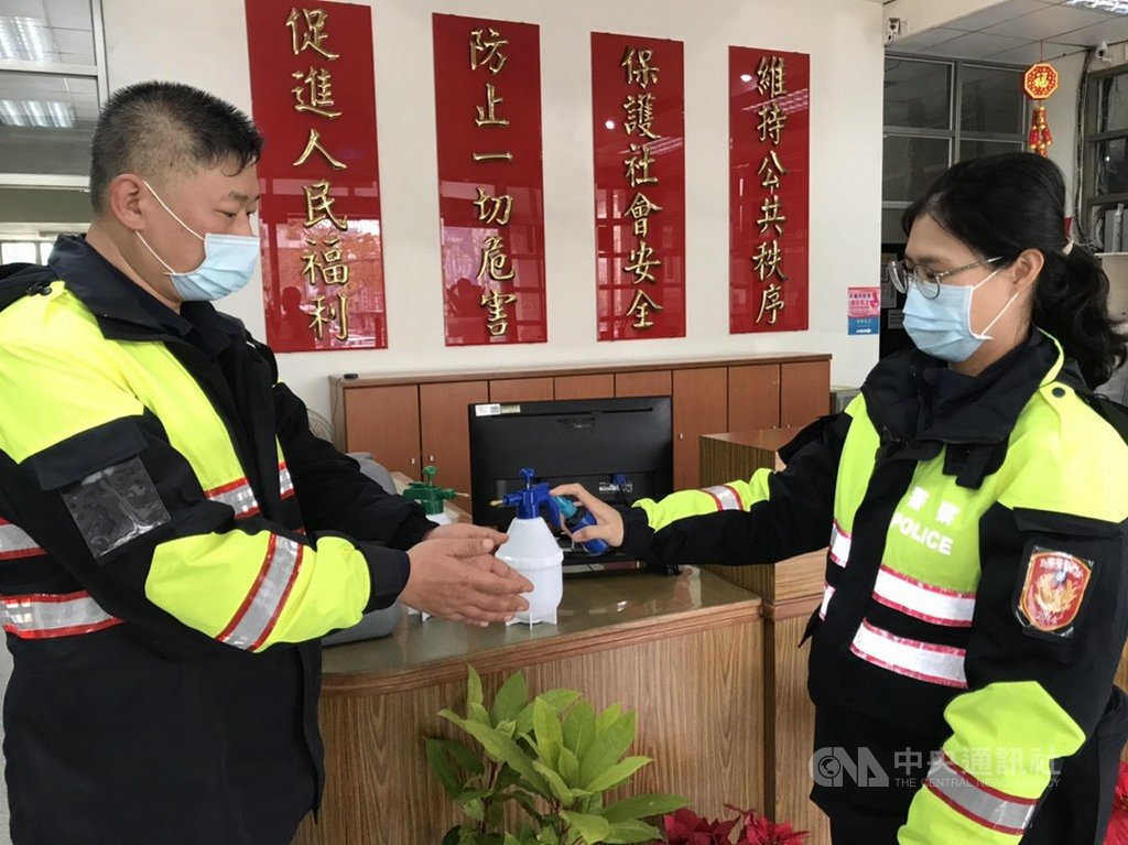 體恤員警投入2019年冠狀病毒疾病(COVID-19)相關防疫工作的辛勞,金門縣警察局金湖分局警友顧問團13日贈送消毒液等物資,保護員警執勤安全。(金門縣警察局提供)中央社記者黃慧敏傳真 109年2月13日