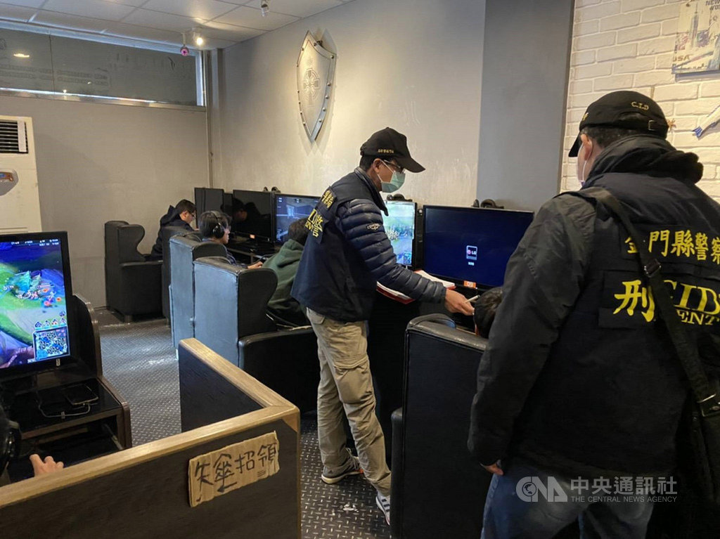 因武漢肺炎疫情影響,中小學延後至25日開學,金門縣警察局13日說,除執行防疫工作外,也將加強查察青少年容易聚集滋事場所,保護青少年。(金門縣警察局提供)中央社記者黃慧敏傳真 109年2月13日