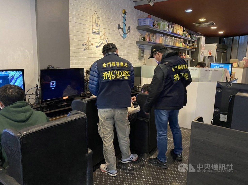 因武漢肺炎疫情影響,中小學延後至25日開學,金門警方為了保護青少年,將持續不定期針對縣內所有青少年易聚集、逗留影響身心健康的網咖等場所實施保護查察。(金門縣警察局提供)中央社記者黃慧敏傳真 109年2月13日