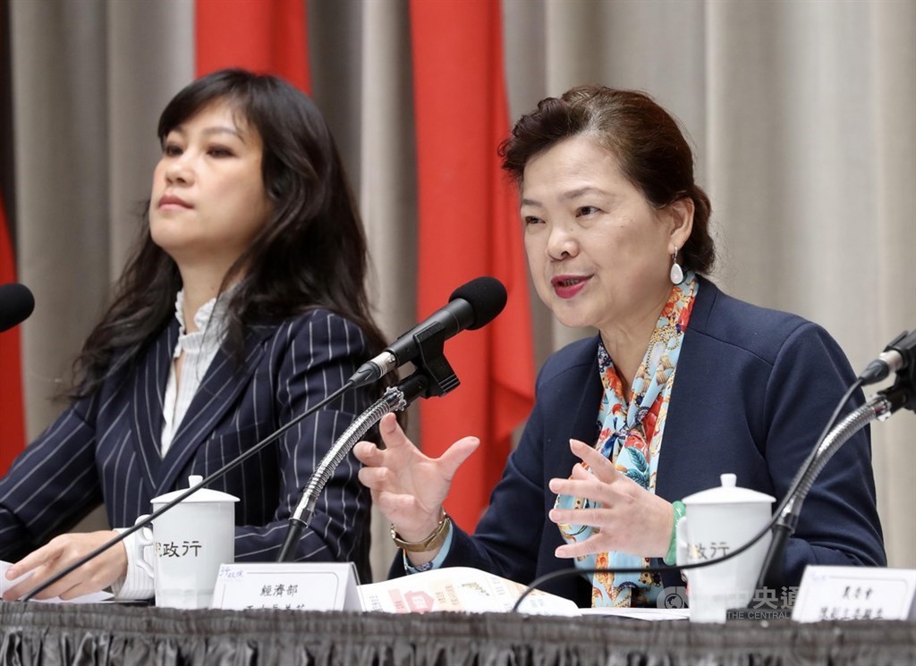 因應武漢肺炎疫情的口罩需求,經濟部次長王美花(右)13日出席行政院會後記者會時表示,口罩禁止出口將延長到4月底,政府徵用口罩也會同步延長到4月底。中央社記者張皓安攝 109年2月13日
