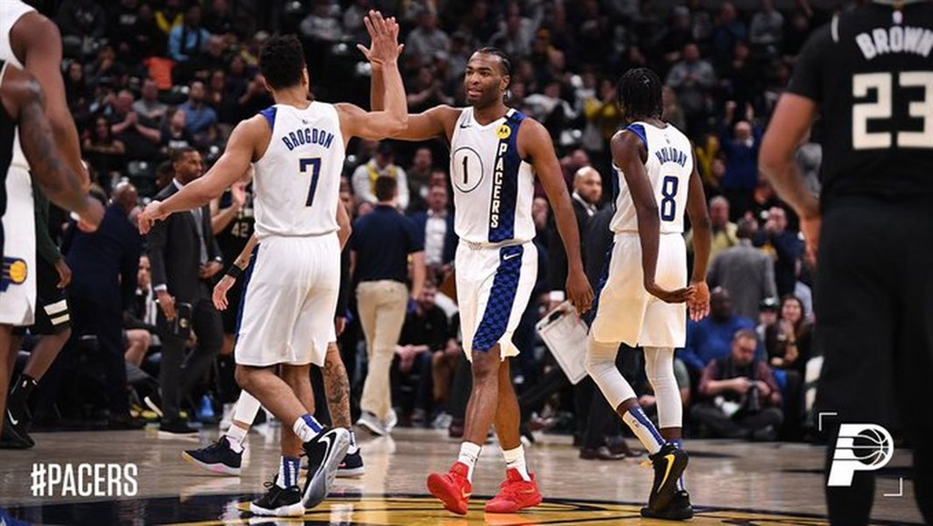 NBA印第安納溜馬前鋒華倫(前中)12日飆出35分,率隊以118比111擊退缺少大將「字母哥」安特托昆博的密爾瓦基公鹿。(圖取自twitter.com/pacers)