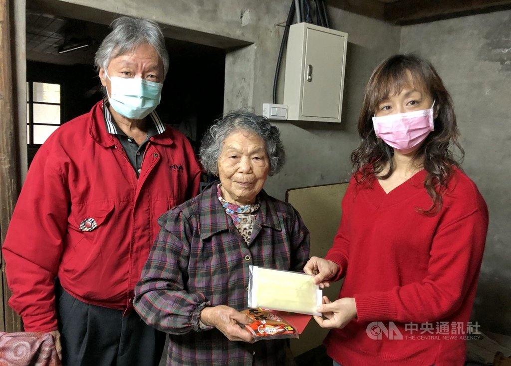 新北市府協助弱勢族群與獨居老人,由許多區長親自分送口罩,並趁機關懷獨居長輩和身障者。圖為坪林區長施明慧(右)親送口罩。(新北市府社會局提供)中央社記者黃旭昇新北傳真 109年2月13日