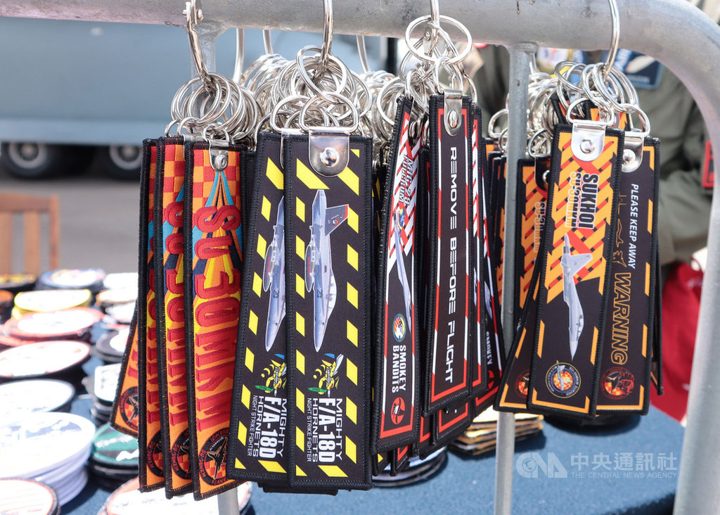 新加坡航空展雖受武漢肺炎影響規模縮水,仍展示最新軍火與航太科技,也有參展國家販售飄帶,成為不少軍事迷最愛。中央社記者黃自強新加坡攝 109年2月13日