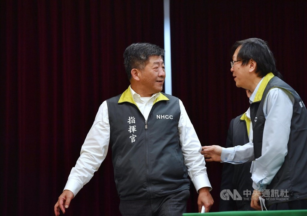 中央流行疫情指揮中心13日宣布,台灣第10例罹患COVID-19(2019年冠狀病毒疾病)病患解除隔離,近日可望出院。圖為指揮官陳時中(左)會後離去。中央社記者王飛華攝 109年2月13日
