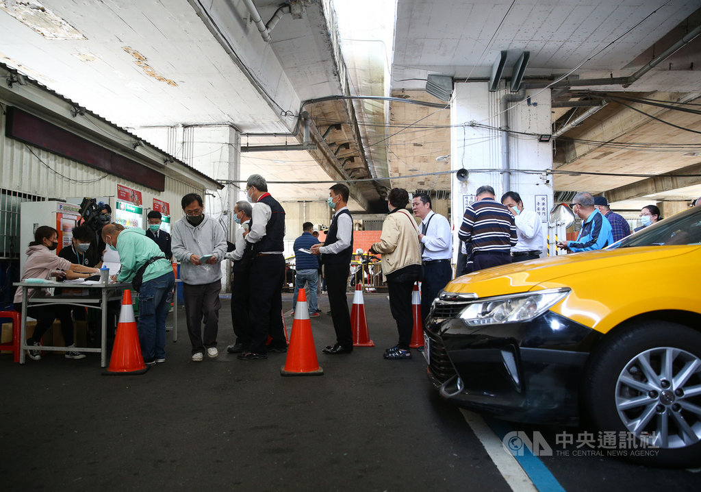 因應武漢肺炎疫情,個人車行計程車駕駛口罩販售13日在建國計程車服務站開賣,不少計程車駕駛前來排隊購買。中央社記者謝佳璋攝 109年2月13日