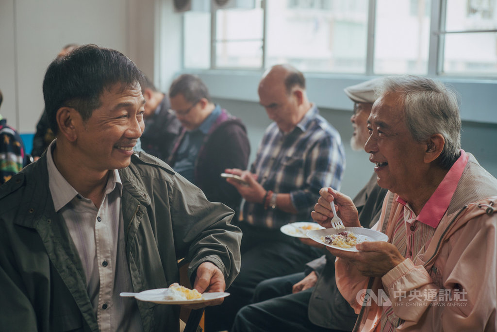 香港電影「叔.叔」以2名未出櫃男同志在家庭與愛情間的抉擇,帶出香港年長同志生活問題,導演楊曜愷接受中央社記者專訪時表示,希望社會可以提供這些人更多尊嚴,讓他們安心做自己。(采昌國際多媒體提供)中央社記者洪健倫傳真 109年2月13日