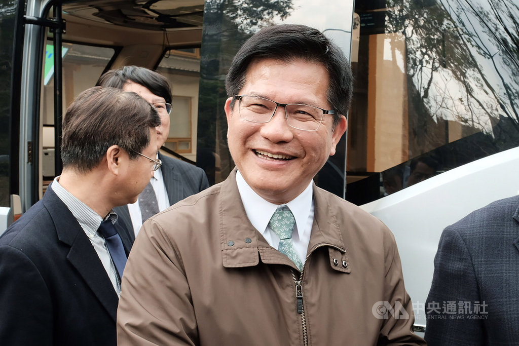 交通部長林佳龍(圖)表示,行政院13日通過交通部所提,總經費約新台幣500億元的協助觀光交通業振興紓困計畫,呼籲企業界減少裁員或無薪假,利用機會加強人才培育及軟硬體投資,以迎接下個階段可能的遞延、回補效應,政府也會全力支持。中央社記者吳睿騏桃園攝 109年2月13日