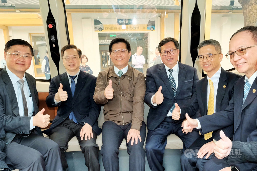 勤崴國際公司拿下全台首張「可營運」自駕車試車牌,交通部長林佳龍(左3)13日出席記者會表示,這是重要里程碑,相信自駕車在未來5G時代,將成為引領智慧交通火車頭。右3為桃園市長鄭文燦。中央社記者吳睿騏桃園攝 109年2月13日