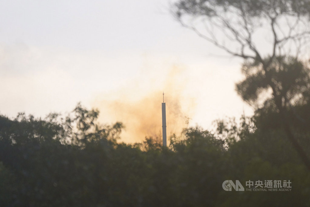 由晉陞太空科技打造的「飛鼠一號(HAPITH-I)」火箭13日清晨發射終止未升空,發射程序到最後一刻時,發現系統訊號異常,故終止發射程序,相隔一公里外的現場只看到冒出一陣黑煙。中央社記者孫仲達攝 109年2月13日