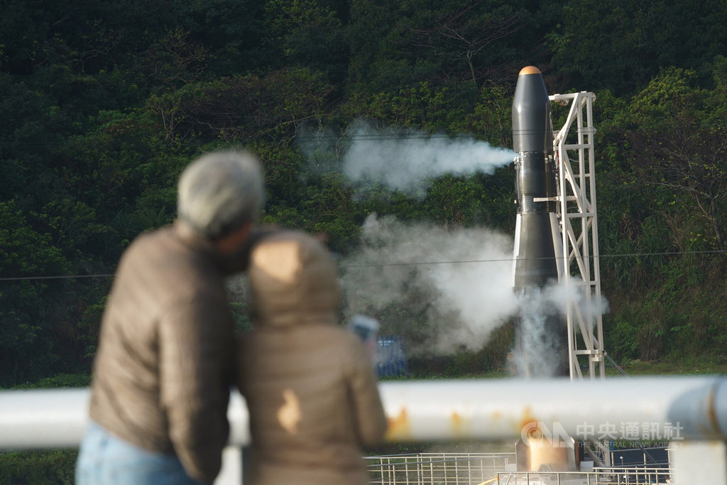 「飛鼠一號(HAPITH-I)」火箭原預定13日清晨6時至7時發射,但因發射程序終止而未升空;許多民眾到場觀看第一支國造火箭。中央社記者孫仲達攝 109年2月13日