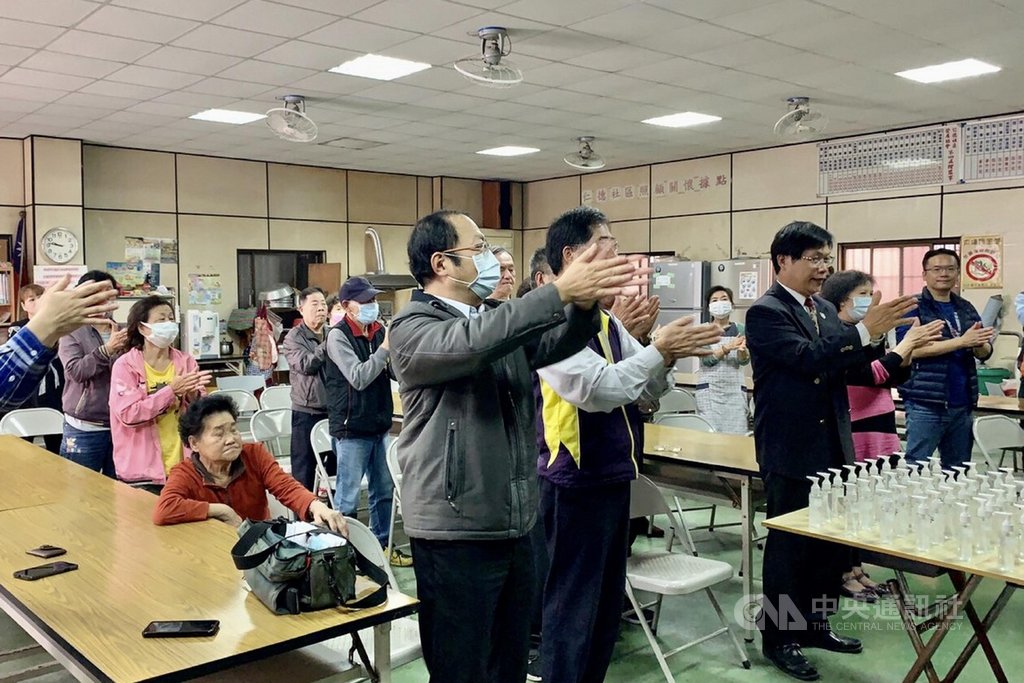 中華醫事科技大學社會責任實踐計畫團隊,13日在仁德里活動中心舉辦衛教活動,教導里民如何正確洗手。(中華醫事科大提供)中央社記者楊思瑞台南傳真 109年2月13日