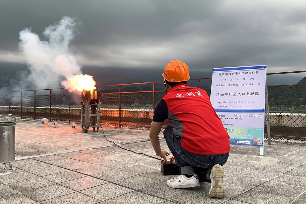經濟部水利署13日在曾文水庫集水區等地點啟動人工增雨作業,盼適時增加降雨量。(南區水資源局提供)中央社記者楊思瑞台南傳真 109年2月13日