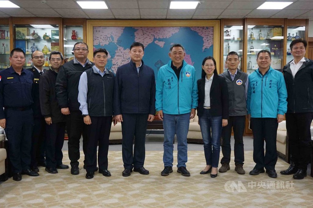金門縣長楊鎮浯(右5)13日邀請海巡署金馬澎分署副分署長宋子陽(右6)等人共同商議武漢肺炎(2019年冠狀病毒疾病)防疫作為。中央社記者黃慧敏攝 109年2月13日