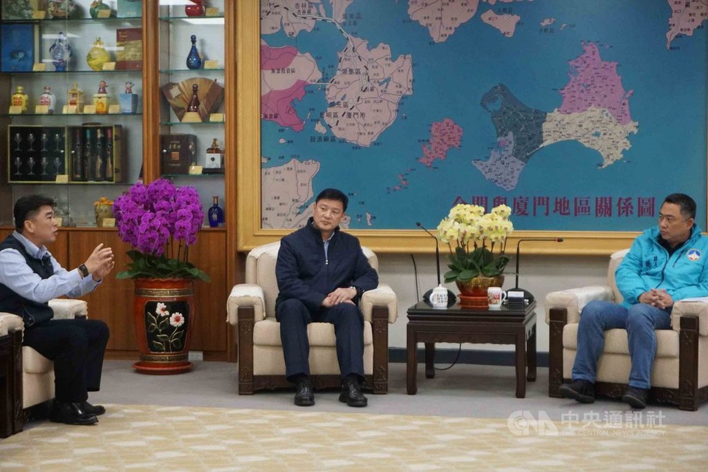 為了使武漢肺炎(2019年冠狀病毒疾病)防疫作為更有規範,金門縣長楊鎮浯(右)13日邀請海巡署金馬澎分署副分署長宋子陽(中)等人共同商議,齊力完善地區防疫作為。中央社記者黃慧敏攝 109年2月13日