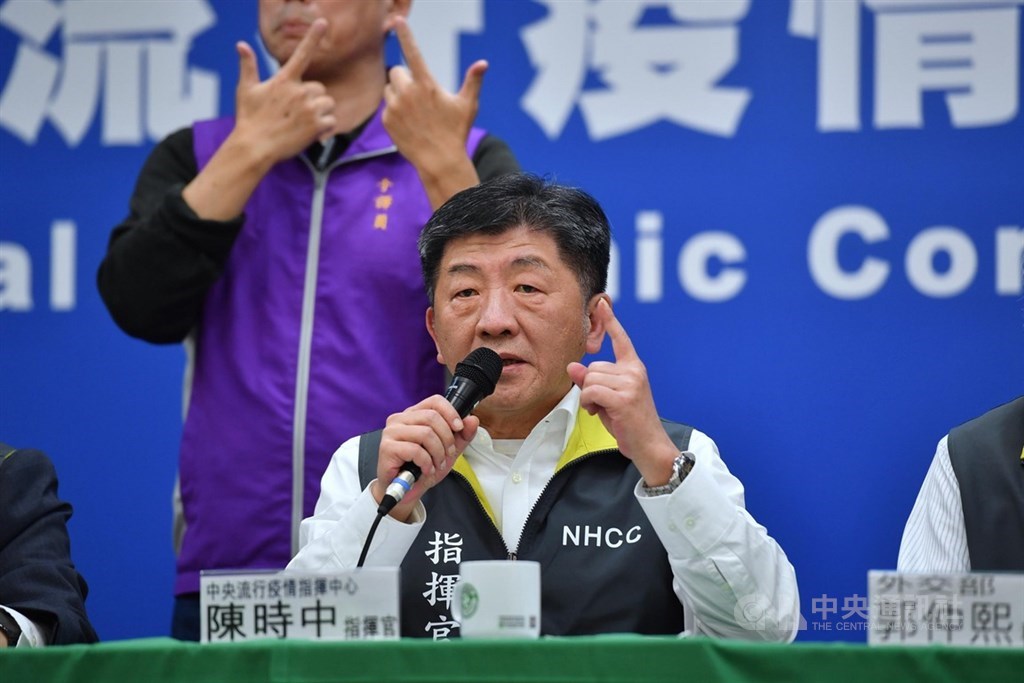 陸配中國籍子女能否來台引爭議,指揮中心指揮官陳時中13日說,沒道理父母把孩子丟包國外,讓國家接收,應「各自負責」。中央社記者王飛華攝 109年2月13日