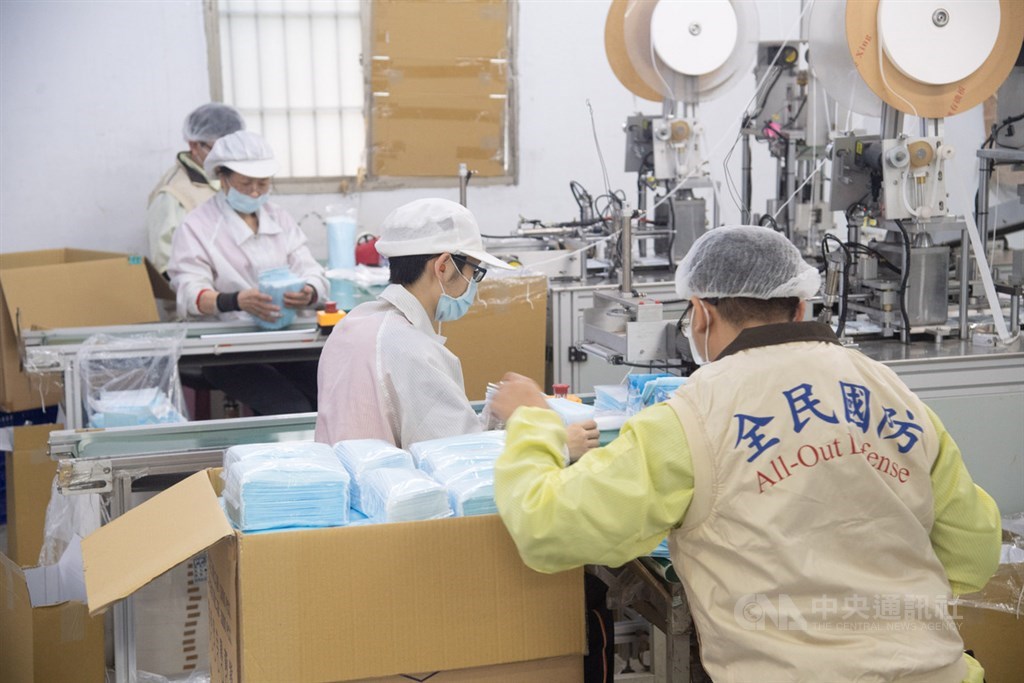 經濟部12日公布「口罩生產廠商利用本部附條件贈與機台生產口罩遴選」結果,60條新增產線將分配給15家口罩廠,其中有9條將會在15日於工廠安裝並開始測試。圖為4日新北一家口罩工廠趕工,國軍協助包裝口罩。(中央社檔案照片)