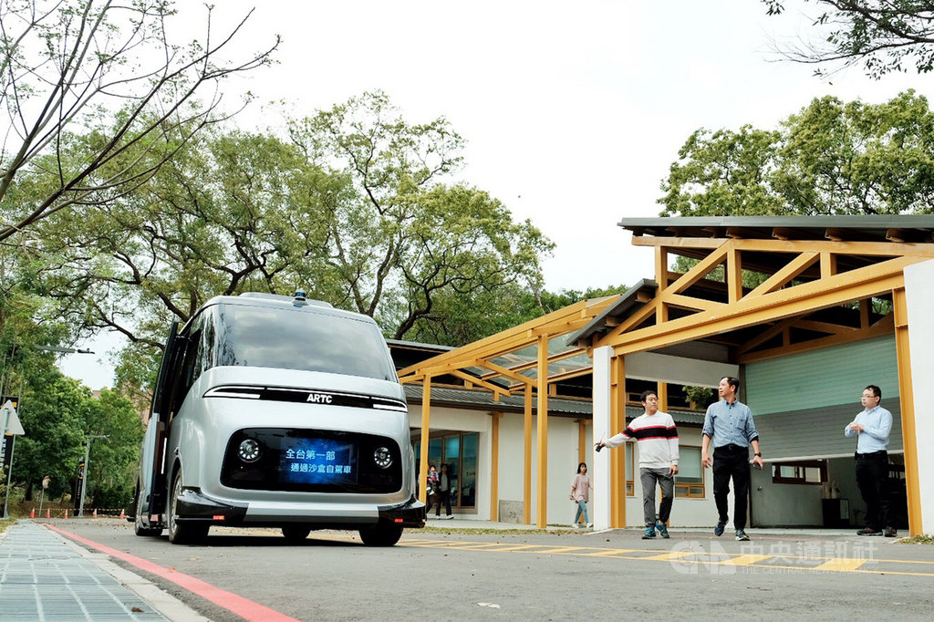 虎頭山創新園區車聯智駕中心營運廠商勤崴國際公司,領先全台獲經濟部審查通過無人載具科技創新實驗廠商,拿到全台首張「可營運」自駕車試車牌,未來將在彰化縣鹿港鎮運行。中央社記者吳睿騏桃園攝 109年2月13日