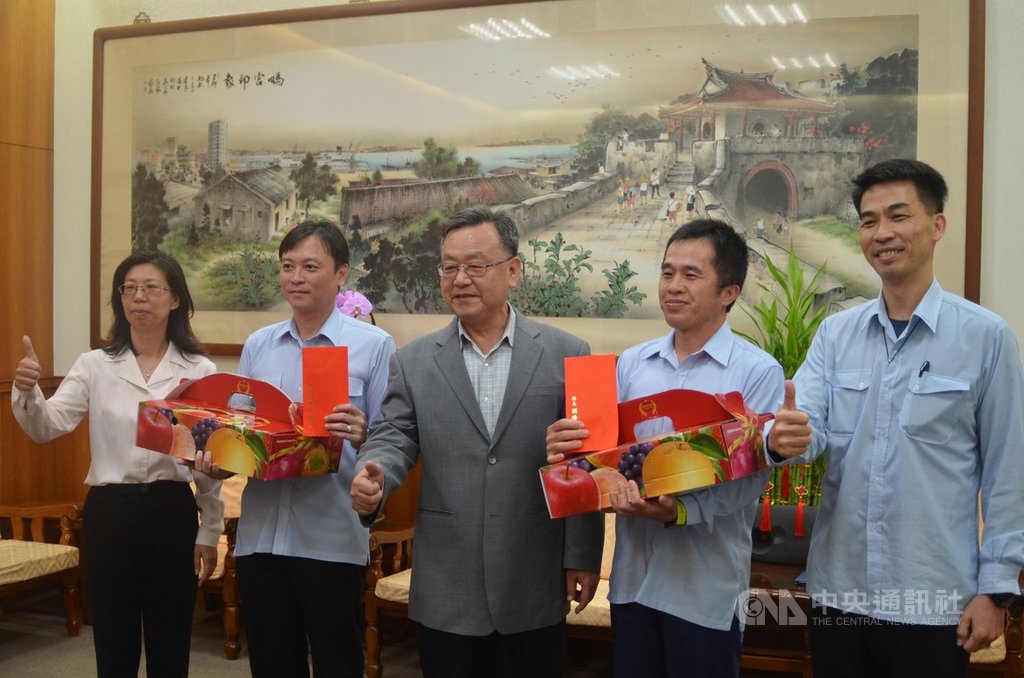 海巡署第七岸巡隊在馬公漁港查獲漁船私載口罩;澎湖縣長賴峰偉(中)13日在縣長室接見海巡署第13巡防區主任張尹俊(右)、第七岸巡隊副隊長鄭文豪(左2)和澎湖海巡隊副隊長陳富榮(右2)等人,給予嘉勉,並致贈獎金和水果。中央社 109年2月13日
