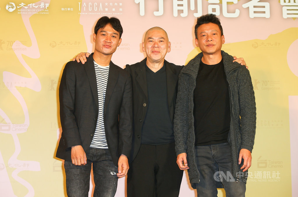 導演蔡明亮(中)新作「日子」入圍第70屆德國柏林影展主競賽單元,和片中演員李康生(右)、亞儂.弘尚希(Anong Houngheuangsy)(左)13日出席德國柏林影展行前記者會。中央社記者謝佳璋攝 109年2月13日