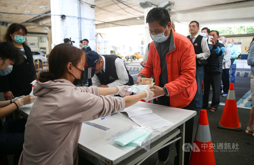 因應武漢肺炎疫情,個人車行計程車駕駛口罩販售13日在建國計程車服務站開賣,每次可購買7天份量,駕駛需憑行照及駕照正本並持悠遊卡,或自備零錢購買。中央社記者謝佳璋攝 109年2月13日