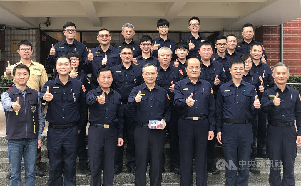 警政署長陳家欽(前中)13日到雲林縣虎尾派出所慰問基層員警,強調防疫沒有破口,治安也沒有假期,並囑咐員警在執行防疫勤務時,務必配戴口罩,保護自身健康與安全。中央社記者姜宜菁攝 109年2月13日