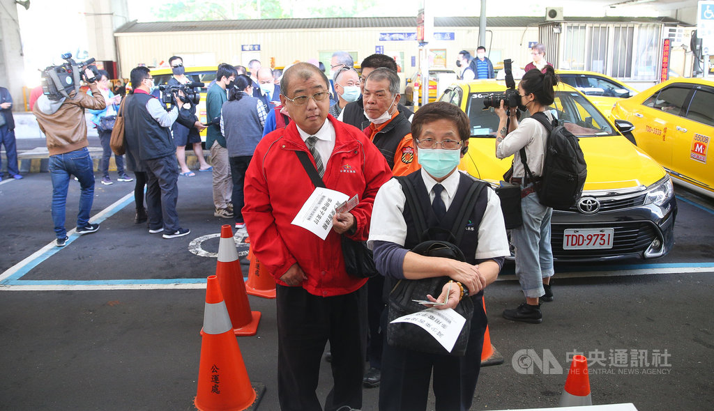 因應武漢肺炎疫情,個人車行計程車駕駛口罩販售13日在建國計程車服務站開賣,不少駕駛拿著相關證件排隊購買,一次可買7天份。中央社記者謝佳璋攝 109年2月13日