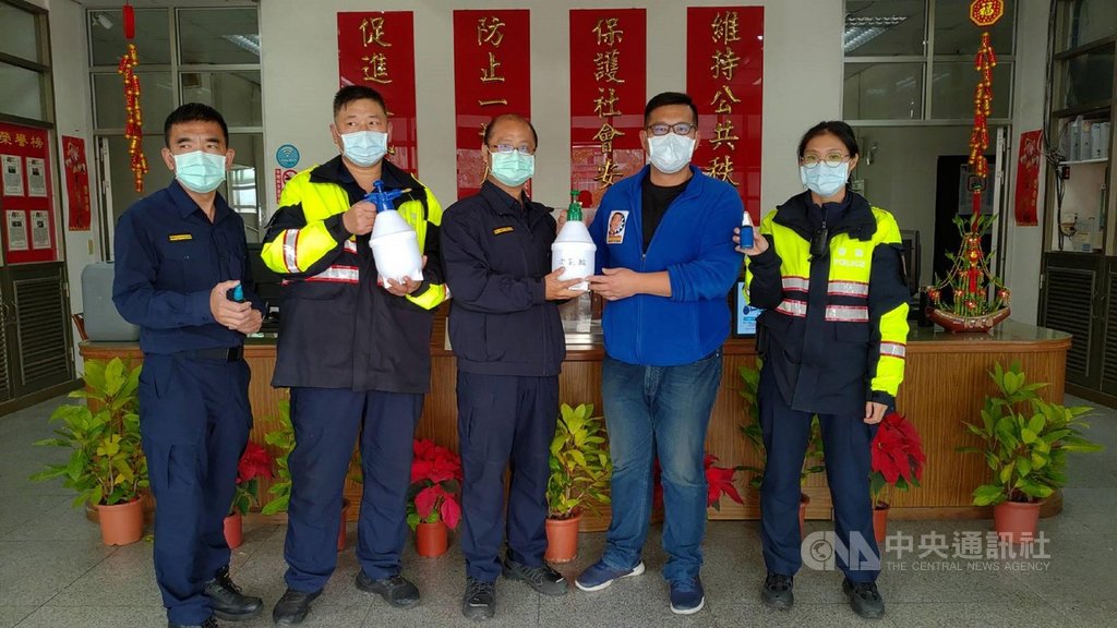 金門縣警察局金湖分局警友顧問團總幹事陳向鑫(右2)13日贈送消毒液等物資給金湖分局,保護員警執勤安全,由副分局長楊智銘(中)等人代表接受。(金門縣警察局提供)中央社記者黃慧敏傳真 109年2月13日