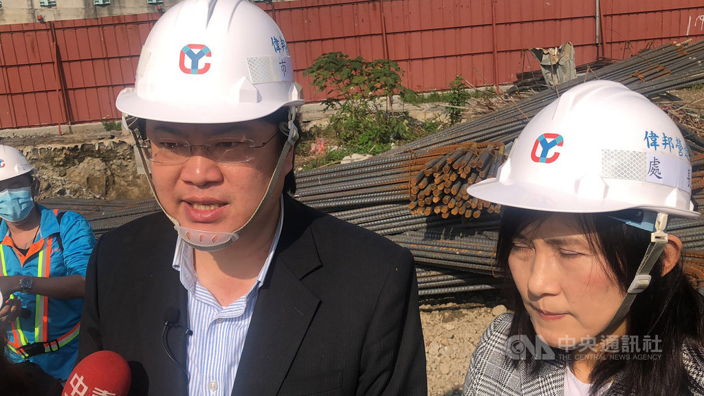 基隆城際轉運站工程現正如火如荼展開,市長林右昌(左)13日在市府觀光及城市行銷處長曾姿雯(右)等人陪同下前往工地視察。中央社記者王朝鈺攝 109年2月13日