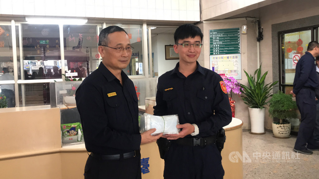 警政署長陳家欽(左)13日到雲林縣虎尾派出所慰問基層員警,並囑咐員警在執行防疫勤務時,務必配戴口罩。中央社記者姜宜菁攝 109年2月13日