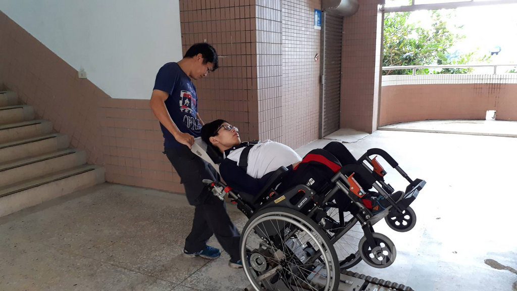 花蓮光復商工高三學生梁匡豐患有裘馨氏肌肉萎縮症,就學期間都由父親協助,日前因不敵病魔離世,校方13日在告別式上,提前頒發畢業證書給他。(光復商工提供)中央社記者張祈傳真 109年2月13日