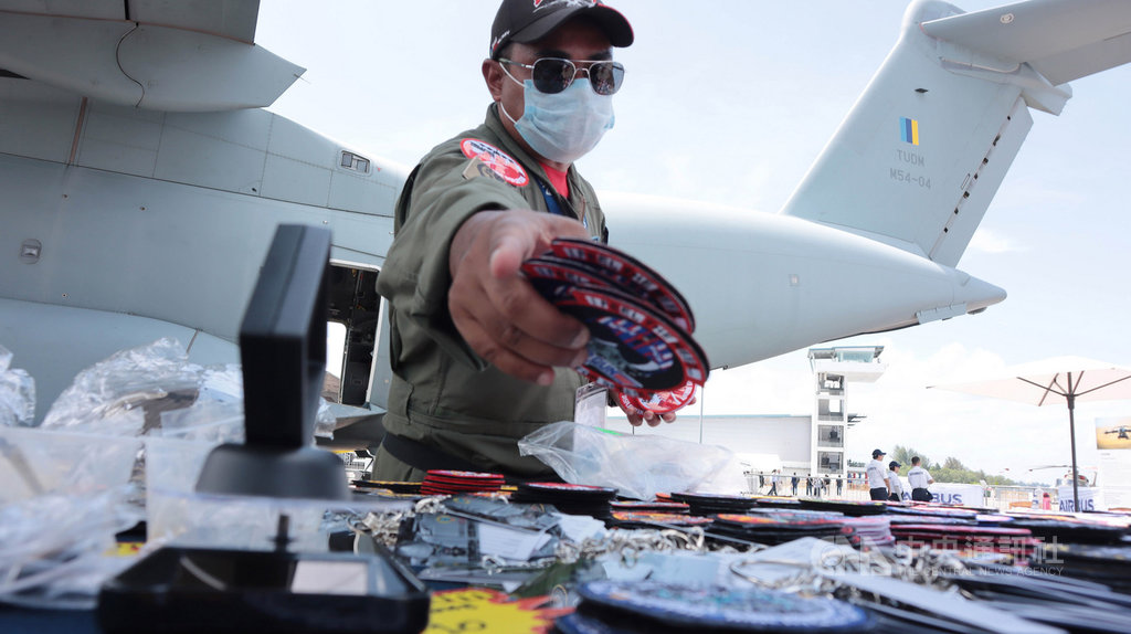 新加坡航空展,有參展國家販售軍事臂章,不少軍事迷競相購買。中央社記者黃自強新加坡攝 109年2月13日