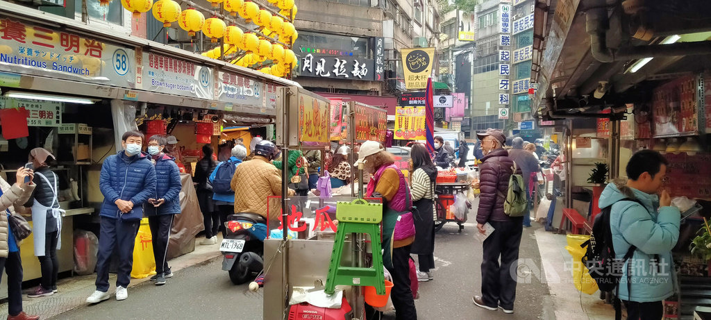 日前謠傳有郵輪旅客到基隆廟口導致攤商感染武漢肺炎,警方組成專案小組進行調查,目前尚未發現有民眾透過網路散播有關傳染病流行疫情不實訊息情事。中央社記者王朝鈺攝 109年2月13日