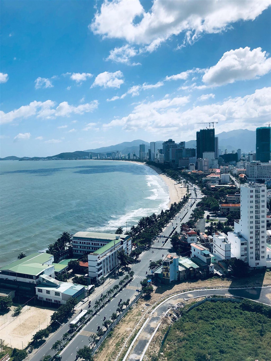 赴越南的中國旅客因武漢肺炎疫情爆發而銳減,導致越南觀光業受到衝擊,其中陸客喜愛的芽莊市影響最嚴重,從原本熱鬧的知名景點變得十分冷清。圖為芽莊市一條街道。(網友提供)中央社河內傳真 109年2月13日