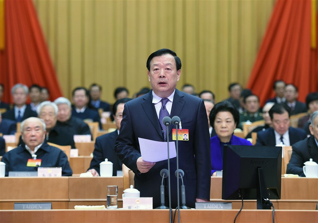 陸媒13日報導,國務院港澳事務辦公室主任張曉明被免去職務,夏寶龍(中)兼任港澳辦主任,張曉明改任港澳辦副主任。據分析,這次調動反映出港澳工作今後由前地方大員主管,同時令港澳辦和香港中聯辦變成從屬關係。(中新社提供)