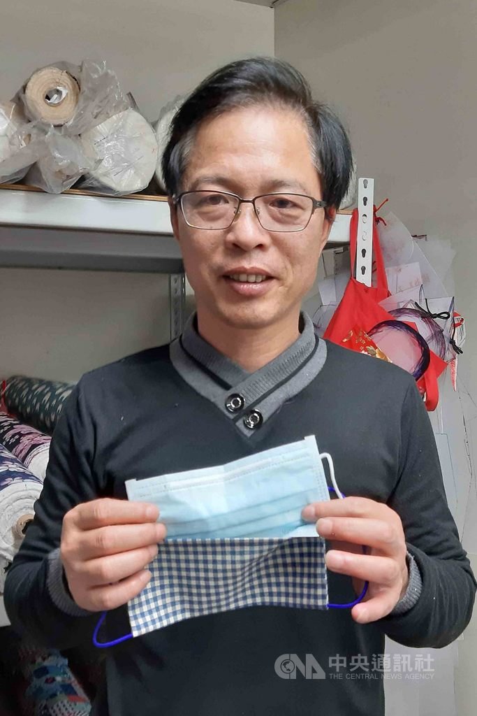 武漢肺炎持續延燒,口罩難求。從事花布包生產的宜蘭縣三星鄉月眉村長王全龍(圖)研發生產可放置醫療口罩的雙層布口罩,並優先免費供應給村民。中央社記者沈如峰宜蘭攝 109年2月13日