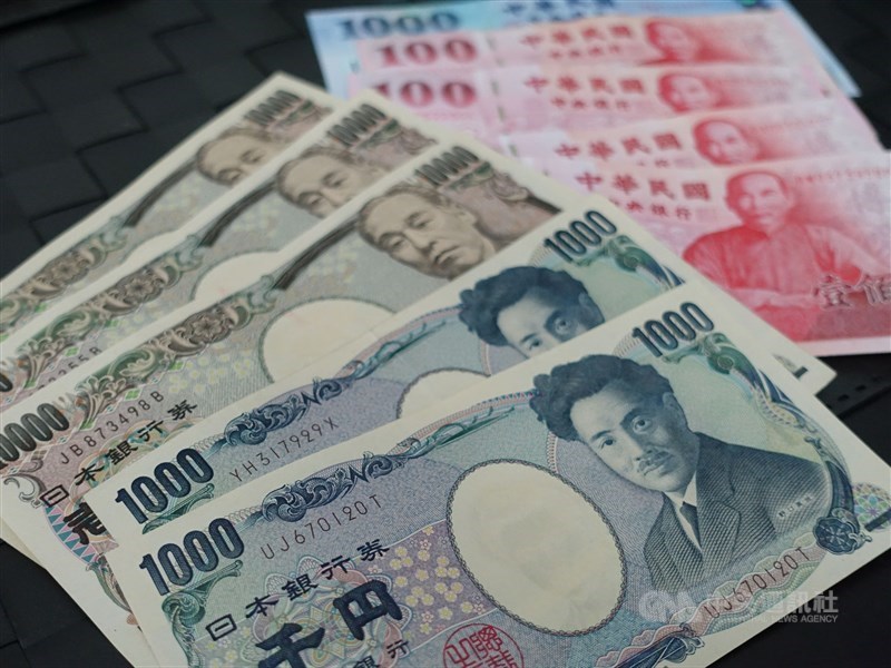 武漢肺炎疫情延燒,經濟活動也受到影響,不過具有避險性質的日圓不升反貶。(中央社檔案照片)
