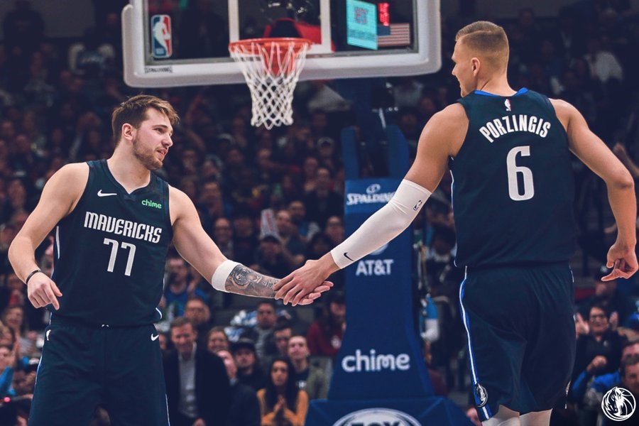 NBA達拉斯獨行俠12日對上沙加緬度國王,球星唐西奇(前左)傷癒歸隊,領軍以130比111擊敗沙加緬度國王。(圖取自twitter.com/dallasmavs)